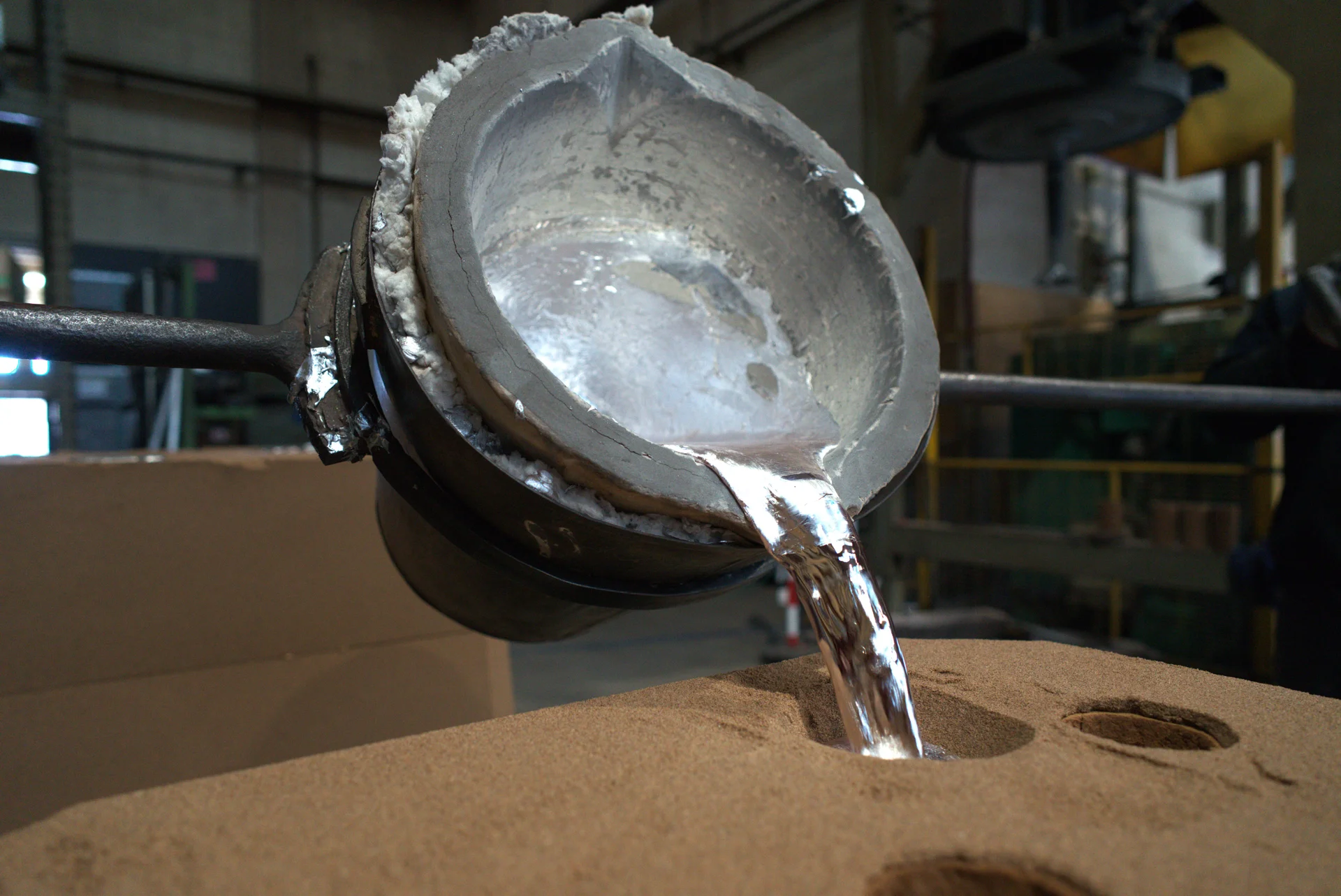 Molten aluminum pour &mdash; Sa&Bar Srl