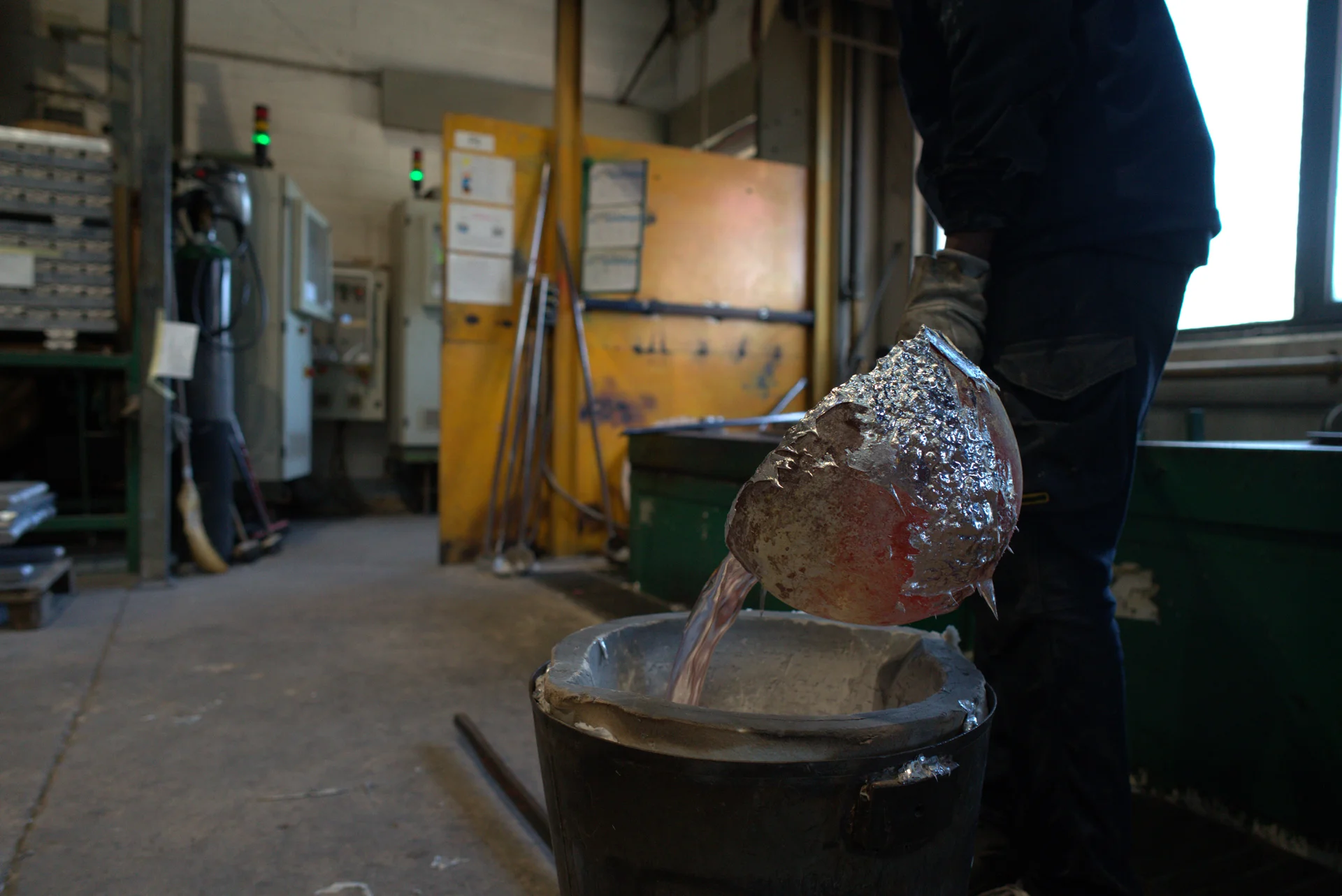 Colata dell'alluminio fuso per gravità nella forma in sabbia