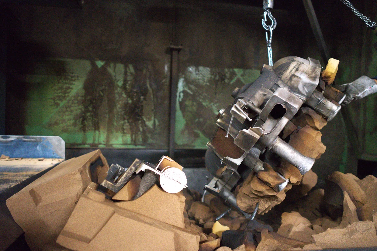 Distaffatura: estrazione del getto dalla forma in sabbia