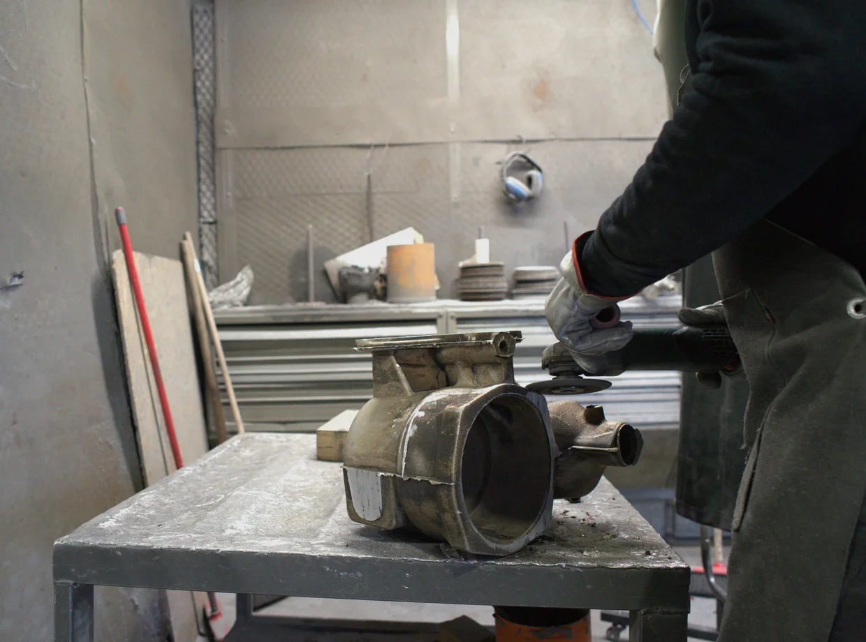 Finitura del getto: sbavatura e sabbiatura superficiale